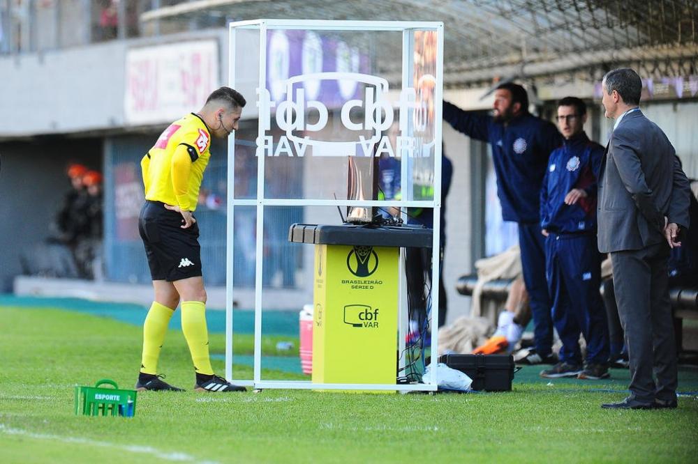 Estreando na Série D, VAR expulsa, anula pênalti marcado e invalida gol de mão
