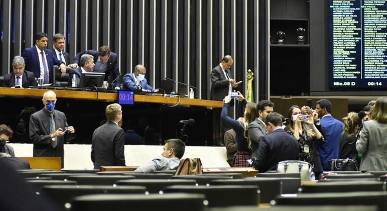 Em um mês, deputados gastam R$ 26 milhões economizados na pandemia 