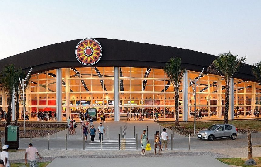 Criminosos armados assaltam joalheria e fogem com mercadorias no Outlet Premium