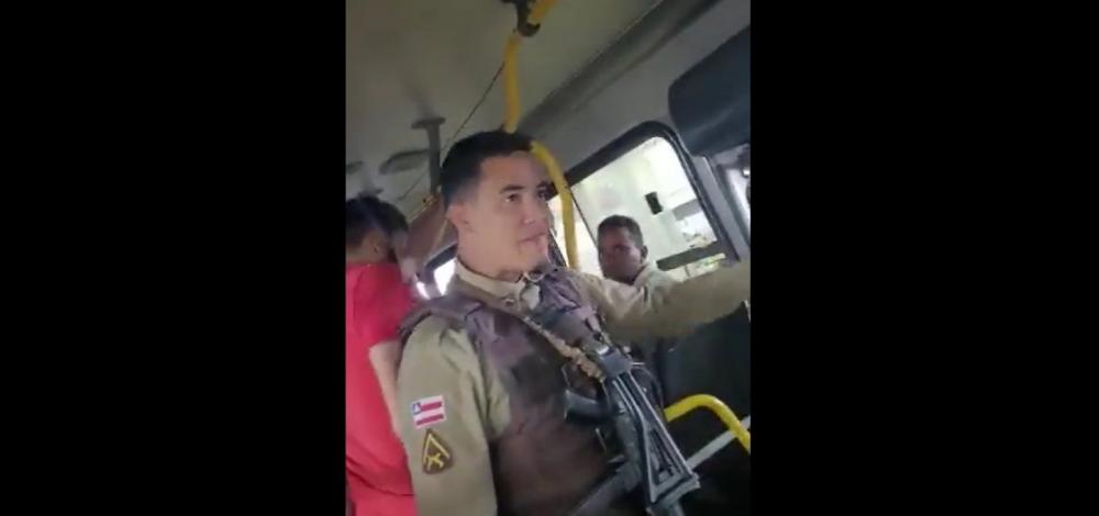 Policial militar agride torcedor do Vitória com tapa no rosto dentro de ônibus em Salvador