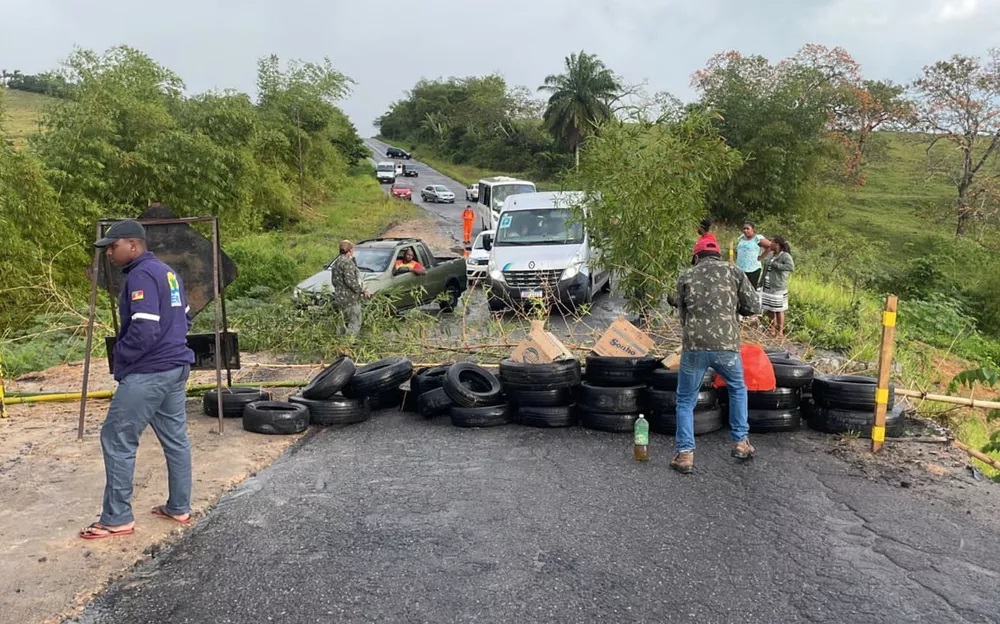 Moradores bloqueiam rodovia em protesto por requalificação da BA-522