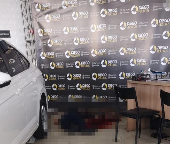 Jovem é morto a tiros dentro de loja de veículos em Camaçari
