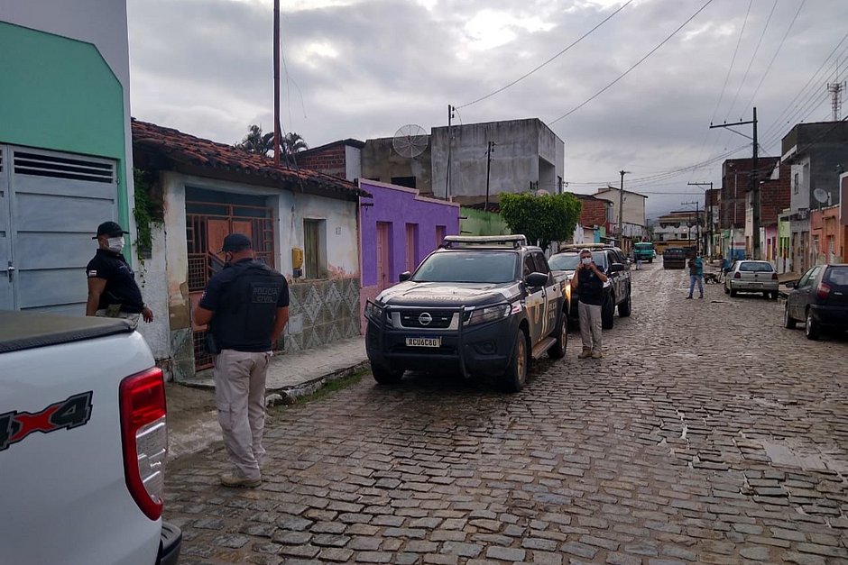 Homem é preso por estuprar mulher e usar vídeos para continuar a ameaçá-la