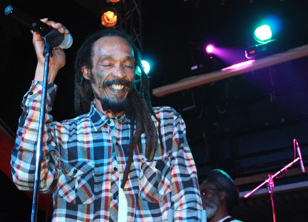 Cantor de reggae Cecil Spence, do Israel Vibration, morre aos 70 anos 