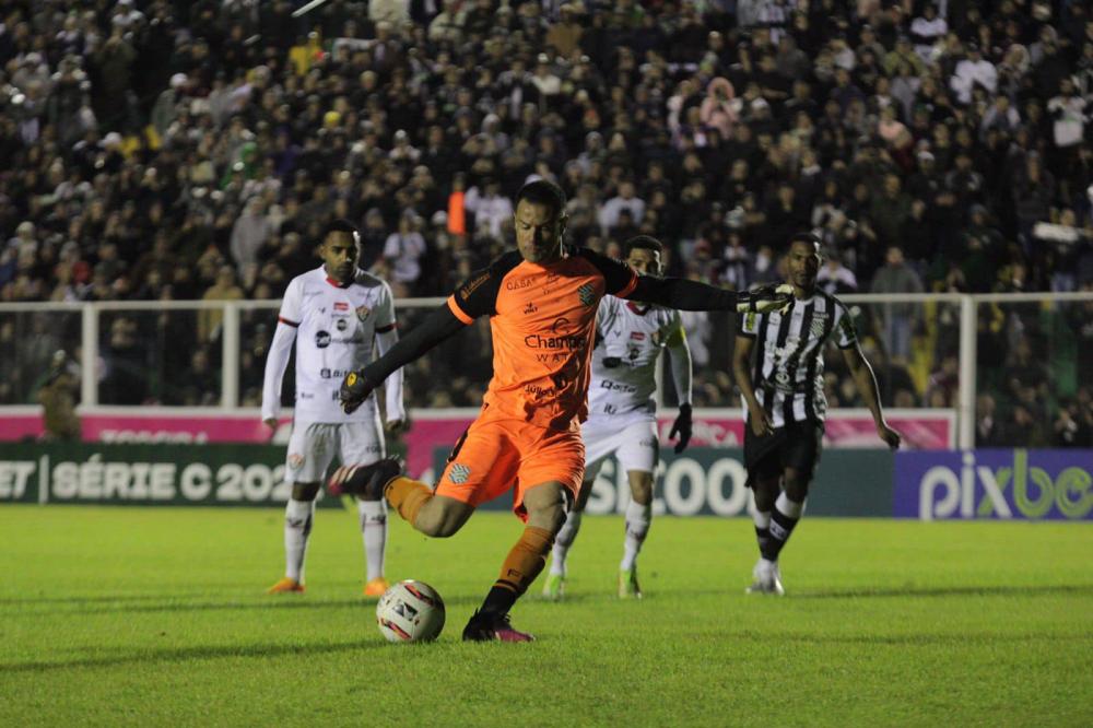 Vitória leva cinco gols do Figueirense e perde seu primeiro jogo sob João Burse