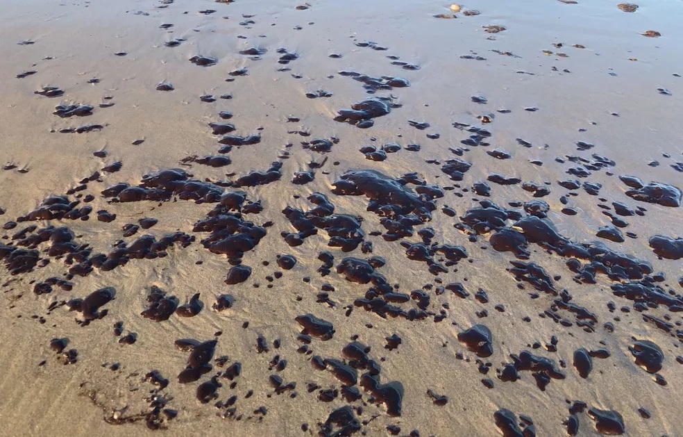Manchas de óleo voltam a aparecer em praias de Salvador