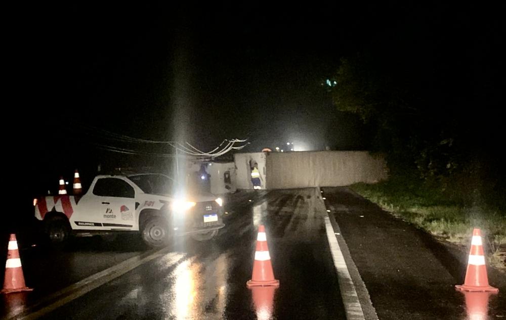 Carreta tomba na BA-093 e interdita parte do trecho próximo à Amado Bahia 