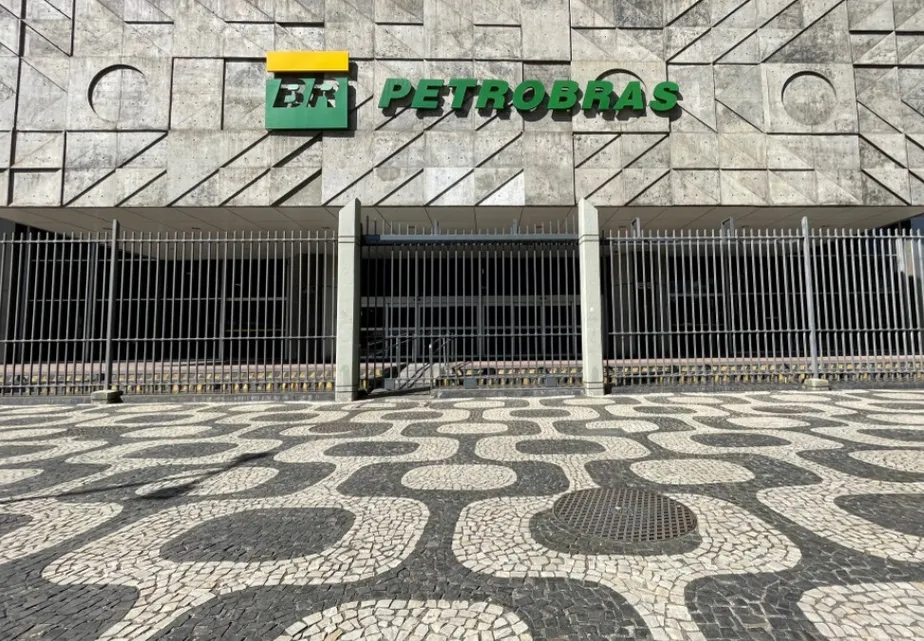 Petrobras anuncia redução de 6,4% no preço do asfalto