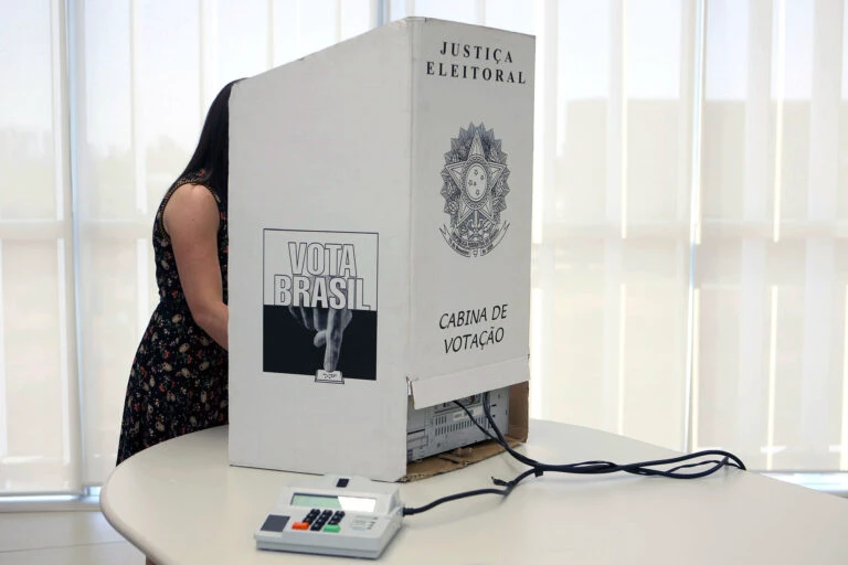 Eleitor que não entregar celular a mesário não poderá votar