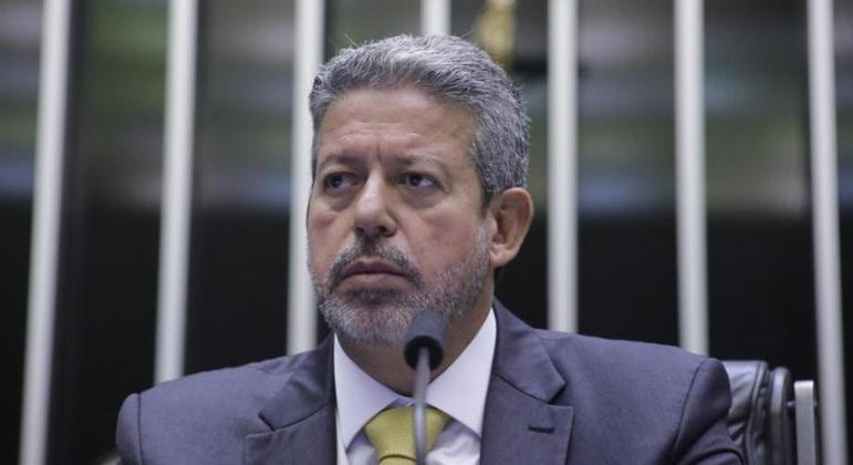 “Não concordo”, diz Lira sobre suspensão do piso da enfermagem 