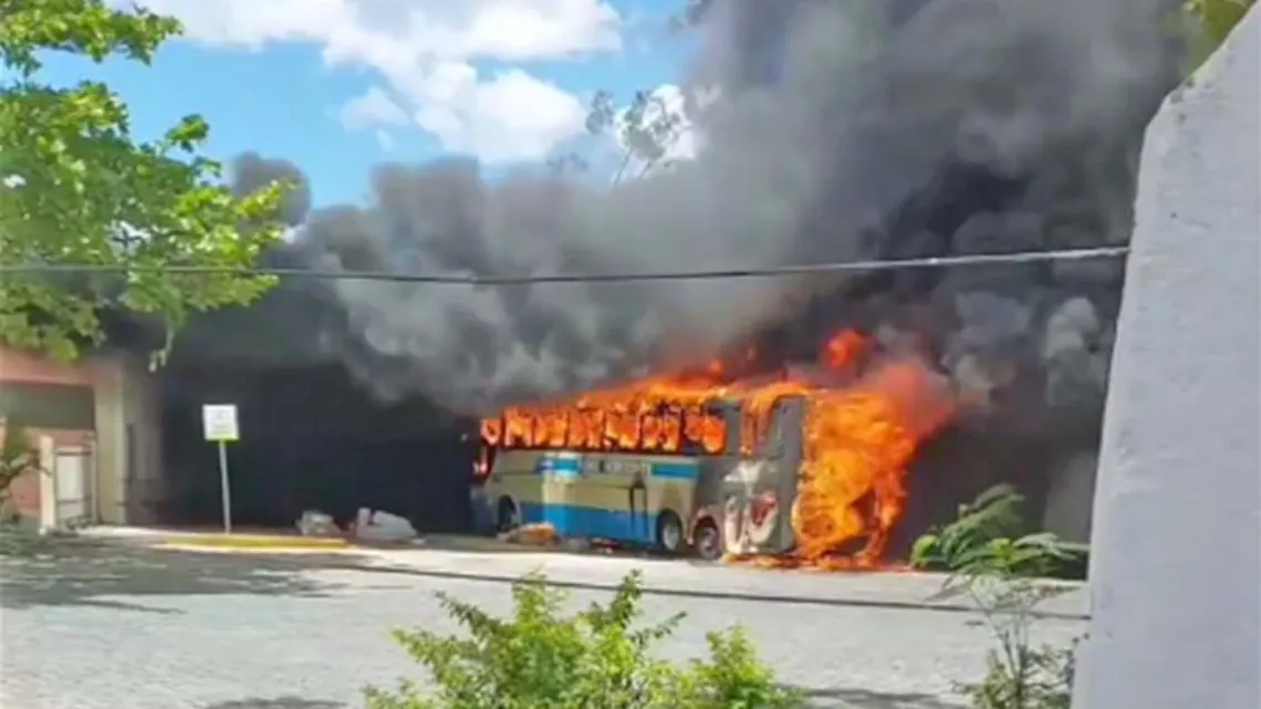Ônibus pega fogo na rodoviária de Itapetinga e fica destruído