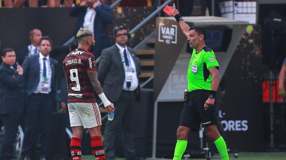 Gabigol se torna o jogador com mais expulsões no Brasil desde 2019 