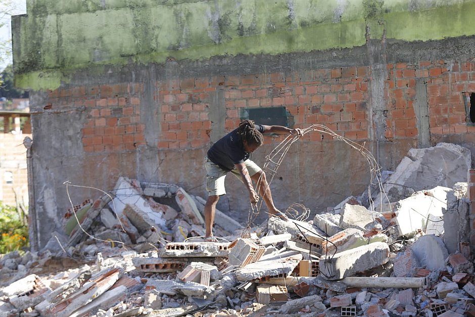 Vinte e sete casas são demolidas em Camaçari por ameaça de deslizamento de terra 