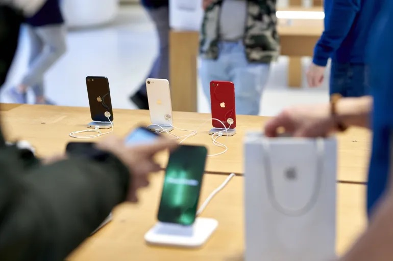 Justiça multa Apple e proíbe venda de celulares sem carregador