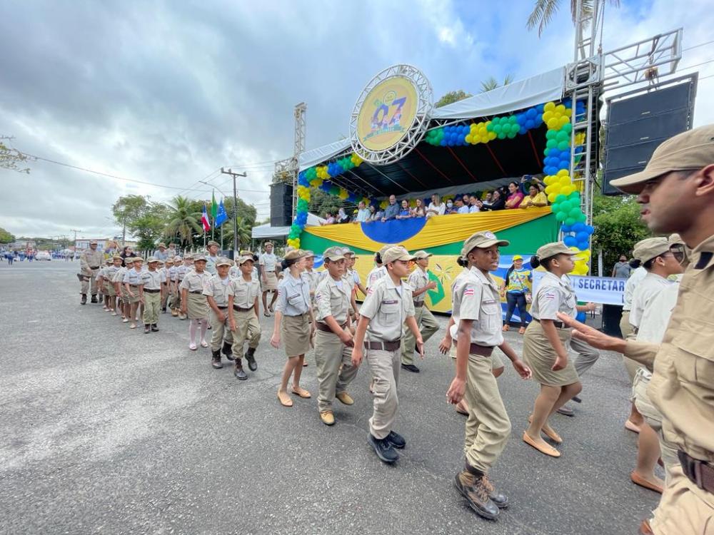 Dias d'Ávila celebra o 7 de setembro com boa presença do público e belas apresentações 