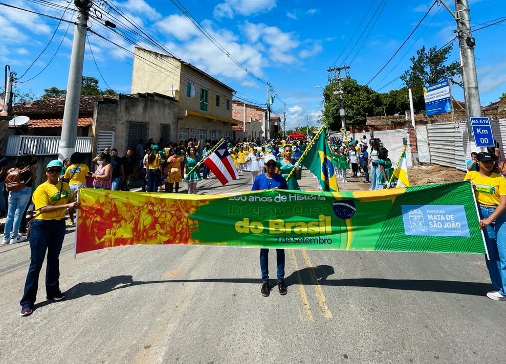 Desfile 7 de setembro reúne milhares de pessoas em Mata de São João