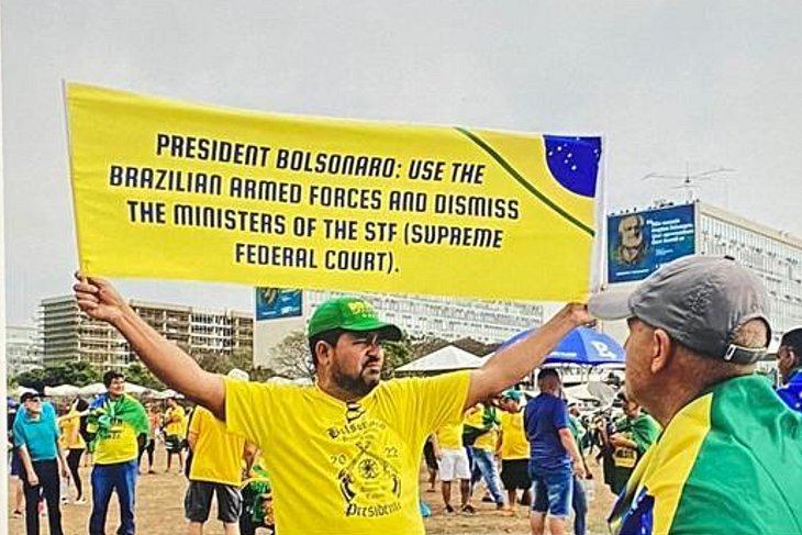 Apoiadores de Bolsonaro levantam faixa na Esplanada e pedem impeachment de Moraes