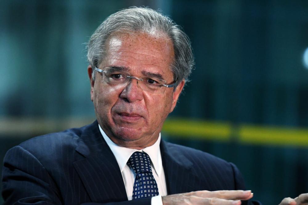 Guedes defende cortar tributo para bancar piso salarial da enfermagem