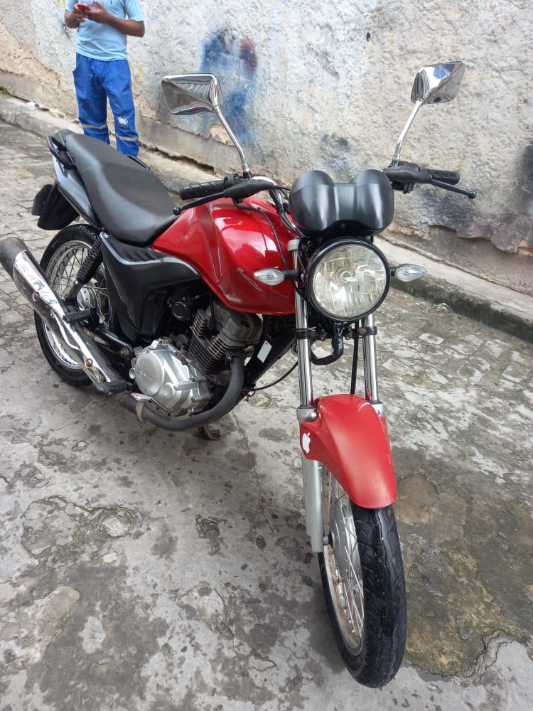 Motocicleta é furtada na frente de apartamento no Amado Bahia 