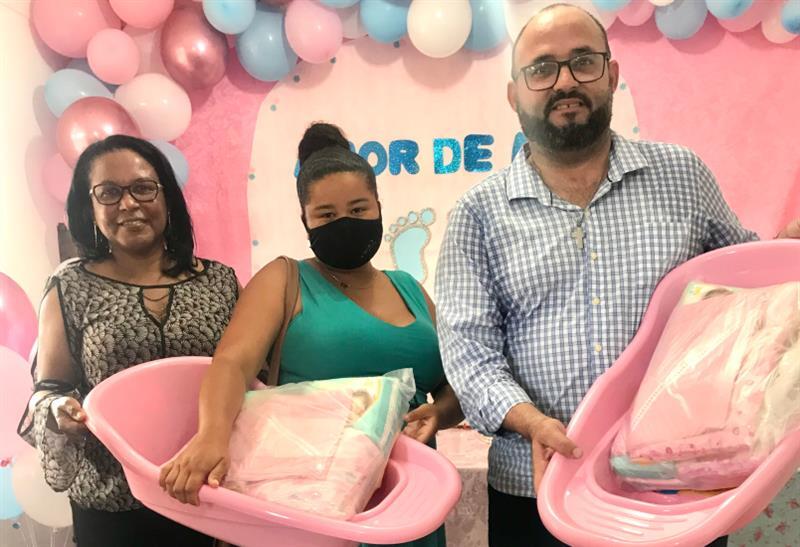 Dias d'Ávila por meio da SEDES e CRAS, entrega kit natalidade para as mães diasdavilenses.