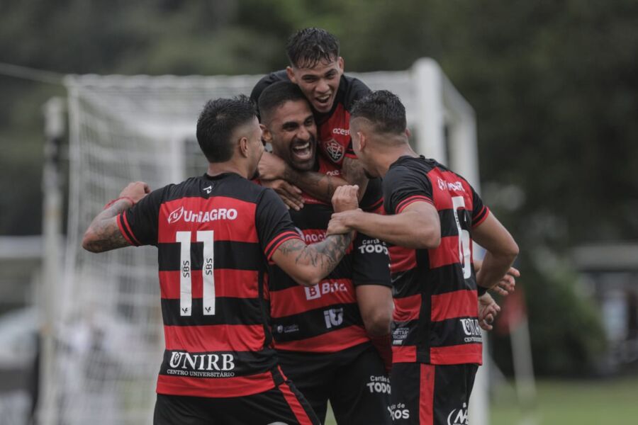 Vitória bate o Figueirense e só depende dele na última rodada da briga pelo acesso