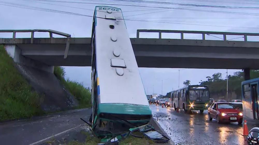Ônibus despenca de viaduto na BR-324, em Salvador