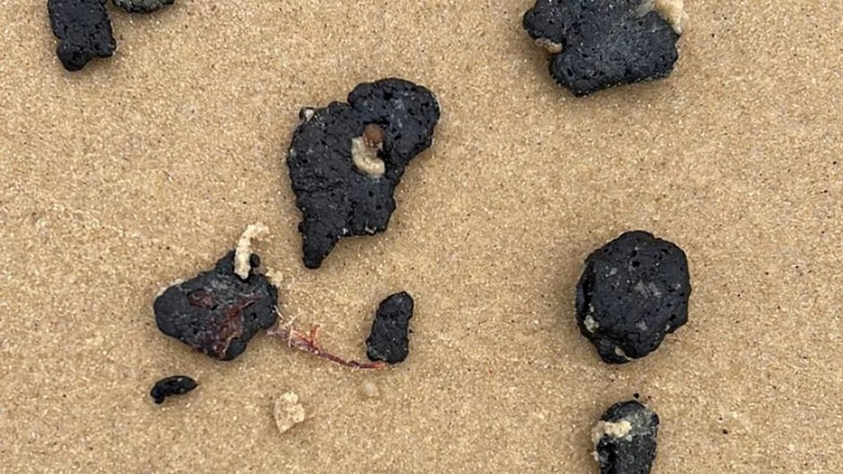 Novas manchas de óleo são encontradas na praia de Itapuã, em Salvador