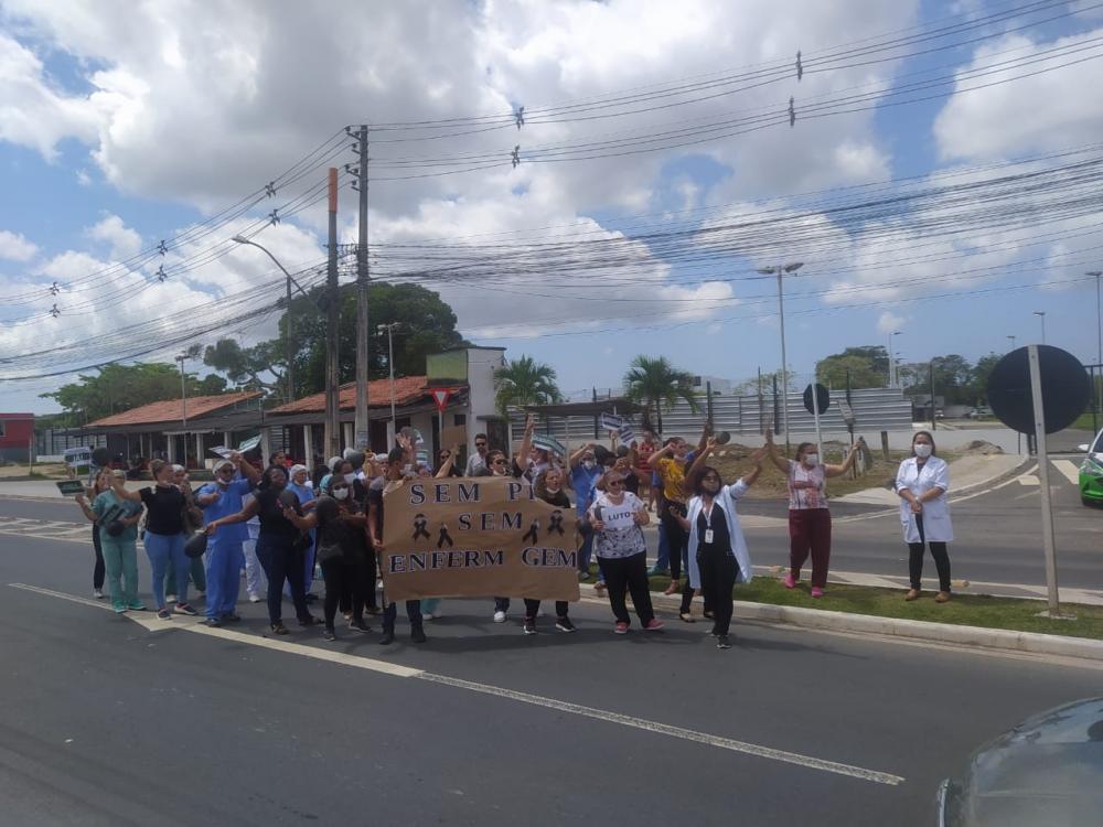Profissionais de enfermagem protestam contra suspensão do piso salarial em Camaçari