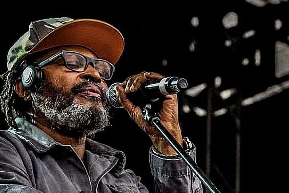 Músico de Edson Gomes tem parada cardíaca no palco e equipe é assaltada 