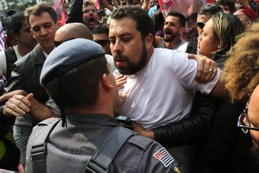 Vídeo: militante do MBL acusa Boulos de agressão e PM tenta prendê-lo 