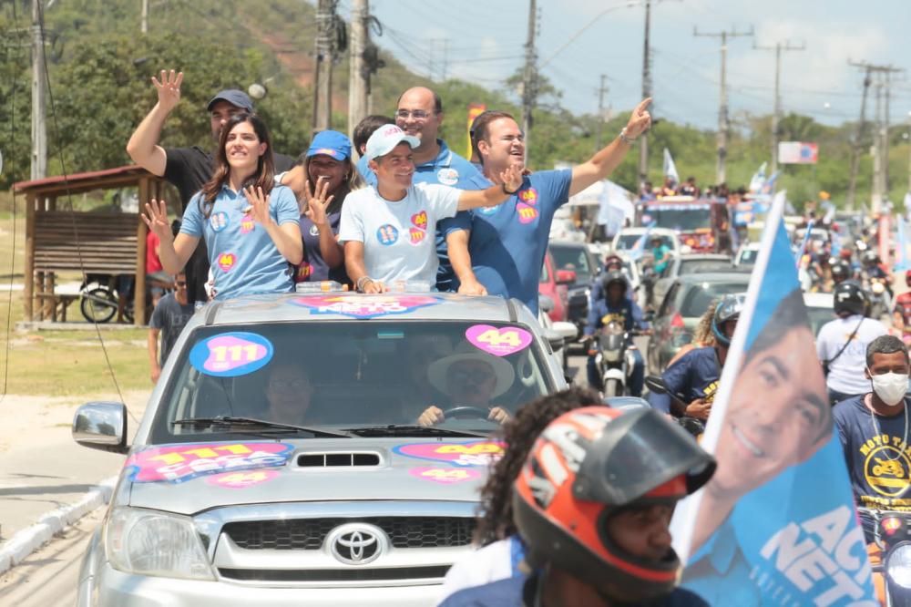 Ao lado de Castro, ACM Neto realiza megacarreata em Dias d'Ávila