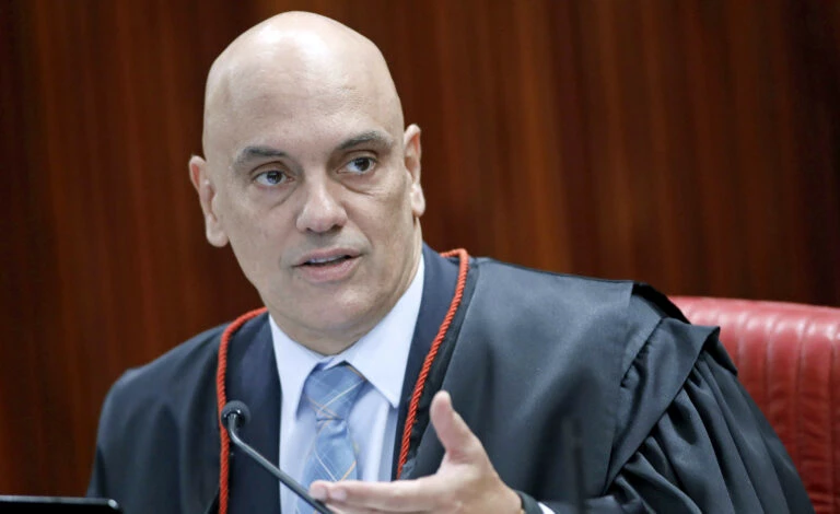 Alexandre de Moraes quebra sigilo de assessor de Bolsonaro