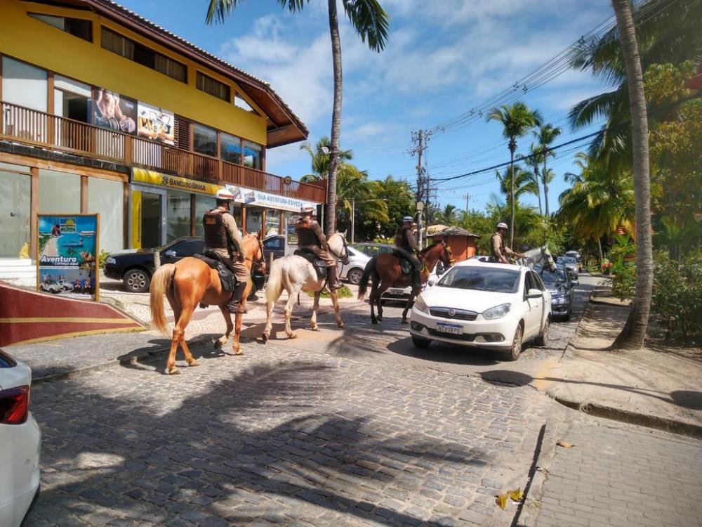 Policiamento em Praia do Forte passa a incluir cavalaria, quadriciclos e viaturas novas