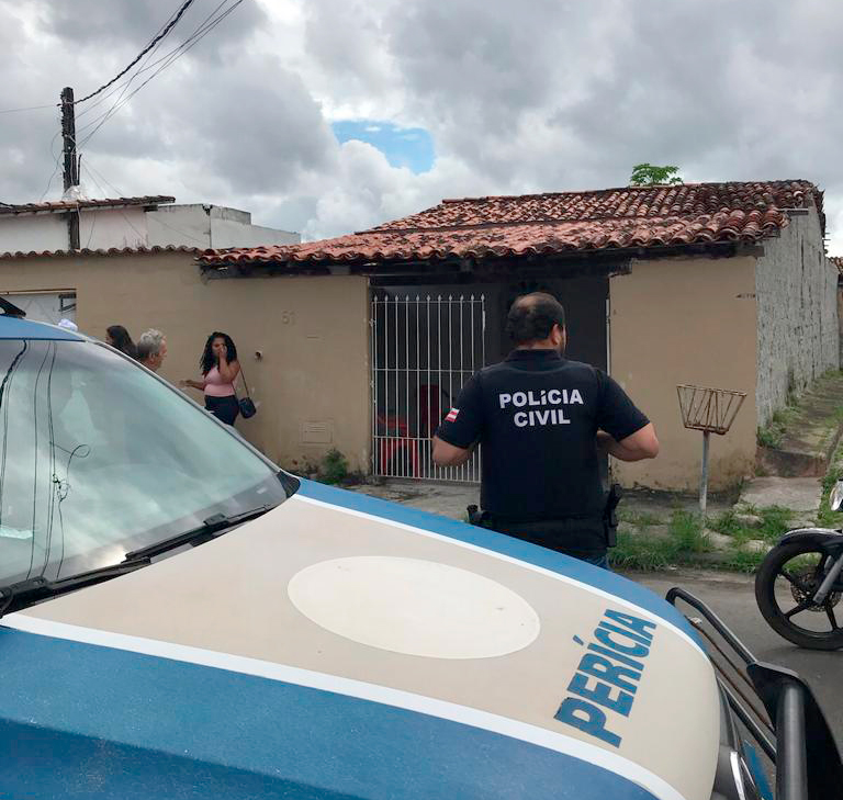 Criminosos encapuzados invadem casa e matam jovem de 27 anos em Camaçari