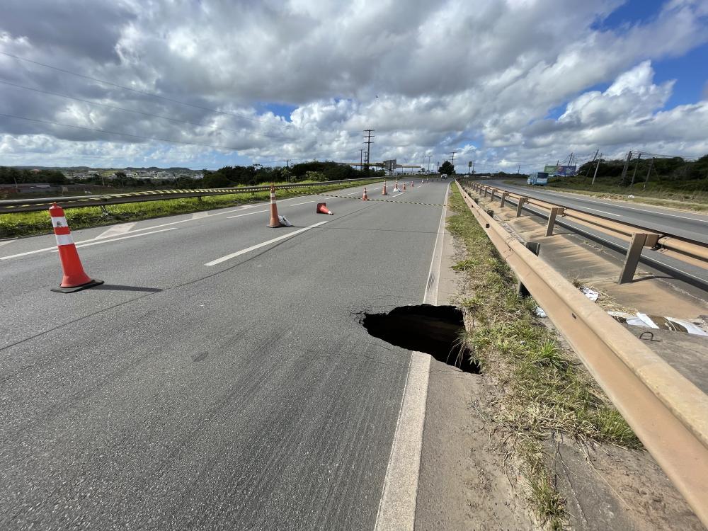 Cratera interdita parte de trecho na Via Parafuso