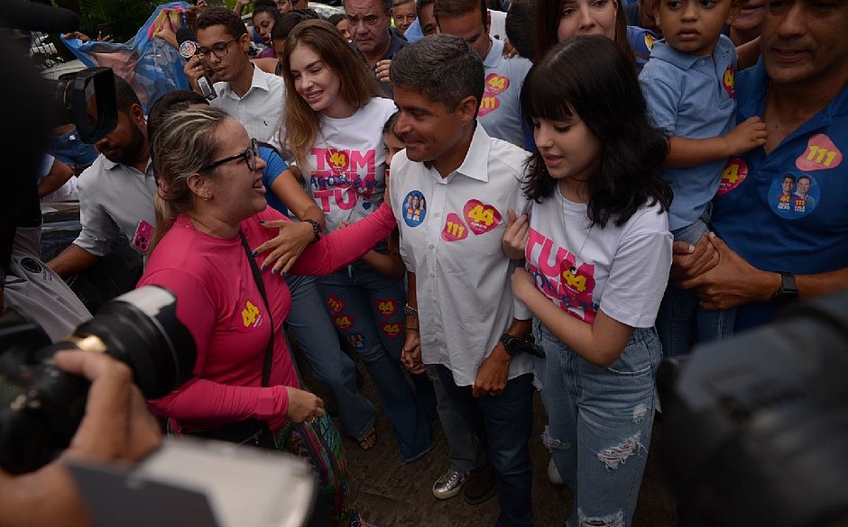 Ao lado da família, ACM Neto vota em Salvador: 'Focado nos baianos'