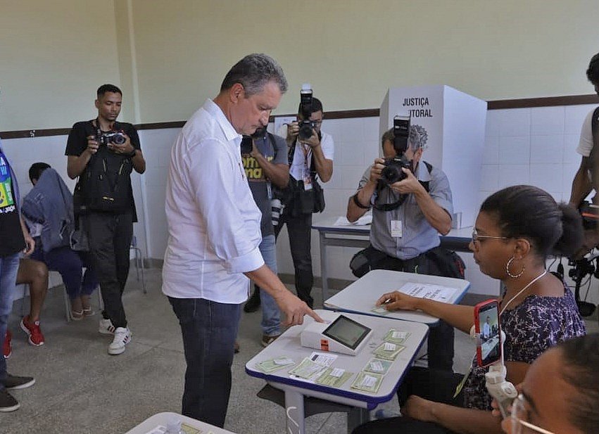 Após pegar fila, Rui Costa vota no bairro da Liberdade