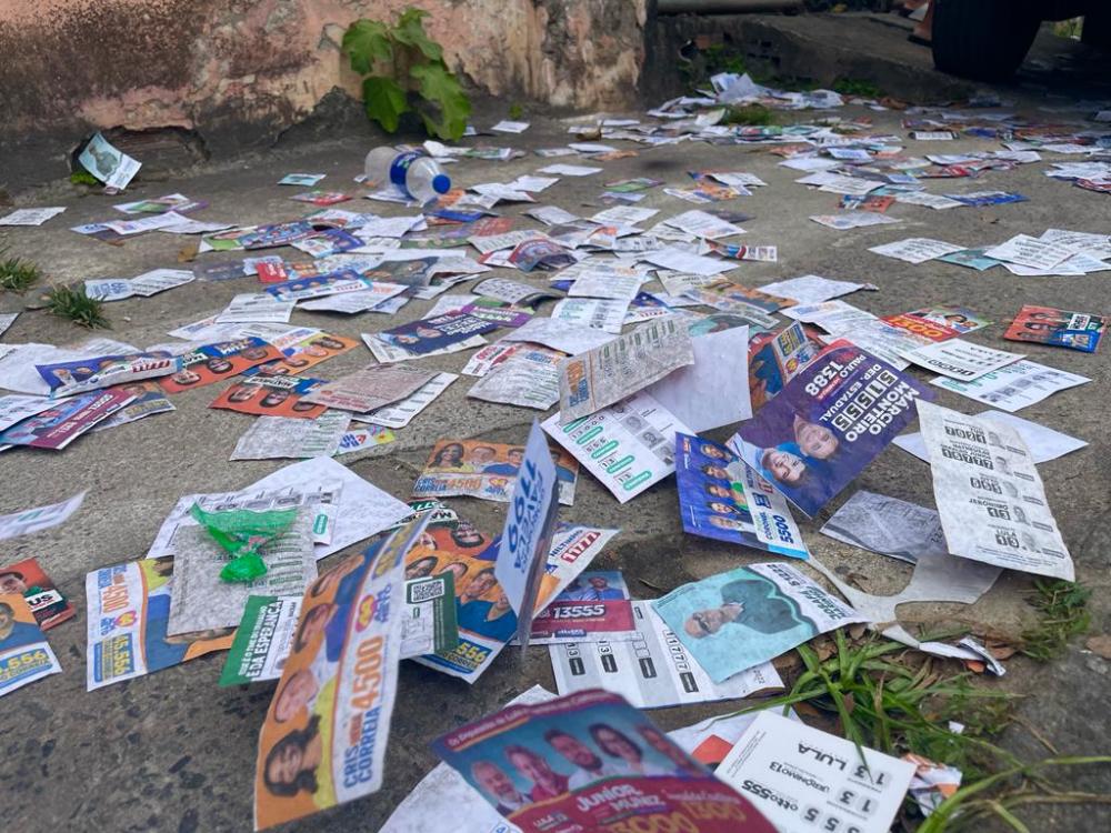 Ruas amanhecem cheias de santinhos de candidatos em Mata de São João