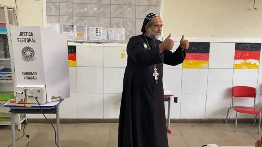 Padre Kelmon vota em Salvador