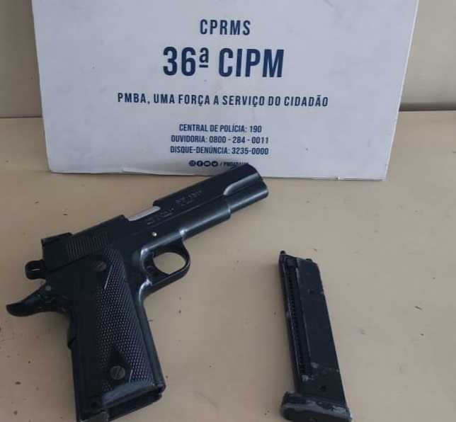 Homem é conduzido à delegacia com simulacro de arma de fogo em Dias d’Ávila