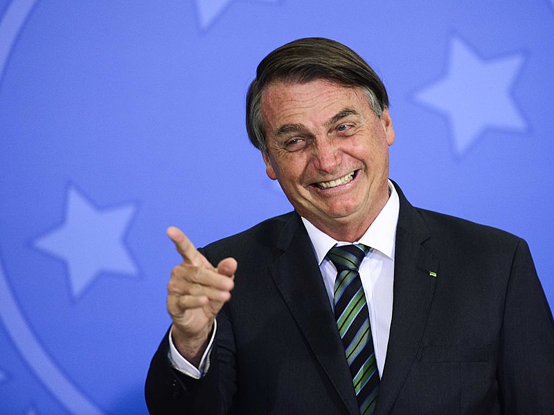 Bolsonaro promete anunciar 13º do Auxílio Brasil para mulheres