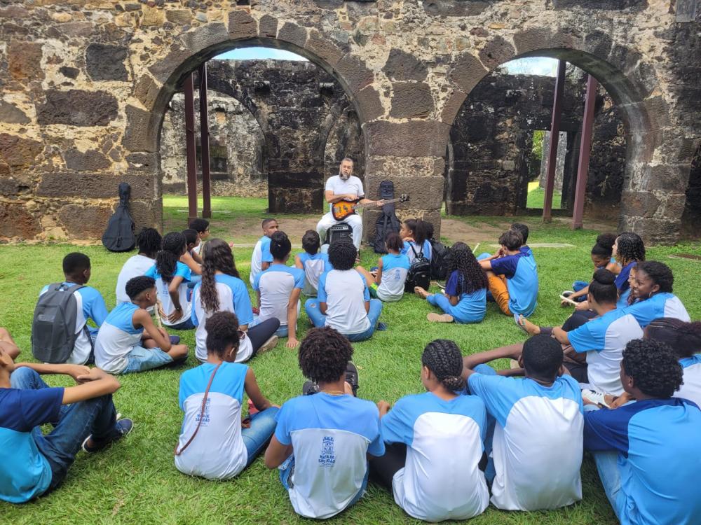 Fundação Garcia d' Ávila promove aulas de música gratuitas para crianças e adolescentes 