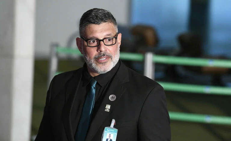 Frota anuncia desfiliação do PSDB e declara voto em Lula