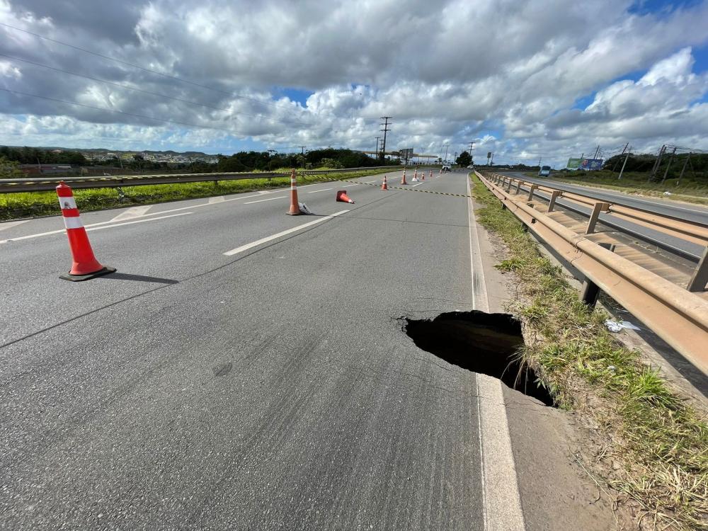 Via Parafuso: cratera atrapalha tráfego de veículos na BA - 535