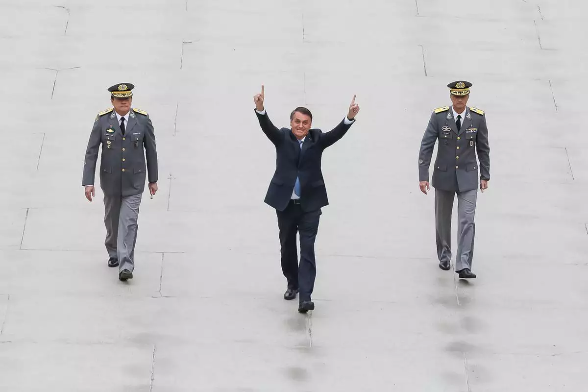 Na briga por apoios no 2º turno, Bolsonaro cresce e deixa Lula para trás