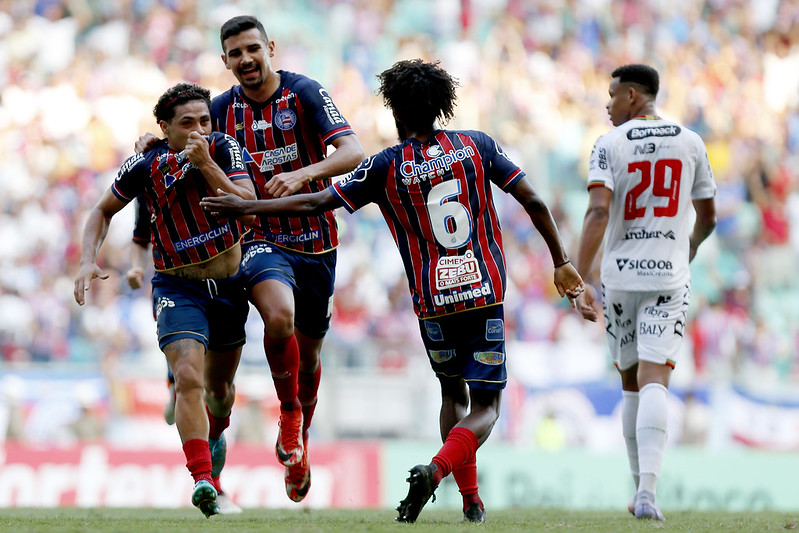 Jacaré faz golaço, Bahia supera o Brusque e encerra jejum na Série B