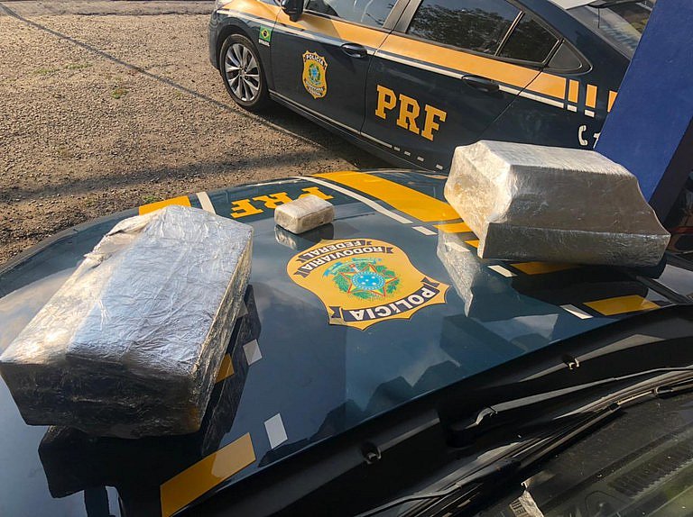 Mulher é presa após PRF encontrar duas malas com 27kg de maconha em ônibus de turismo