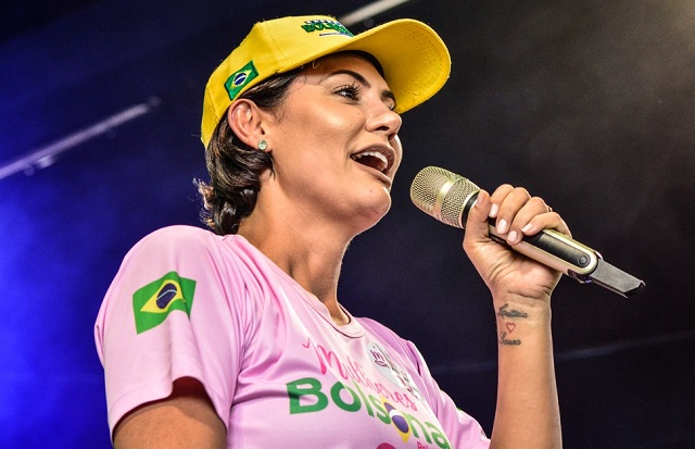 'Aquele que não trouxe água, agora quer trazer picanha', diz Michelle Bolsonaro em Feira