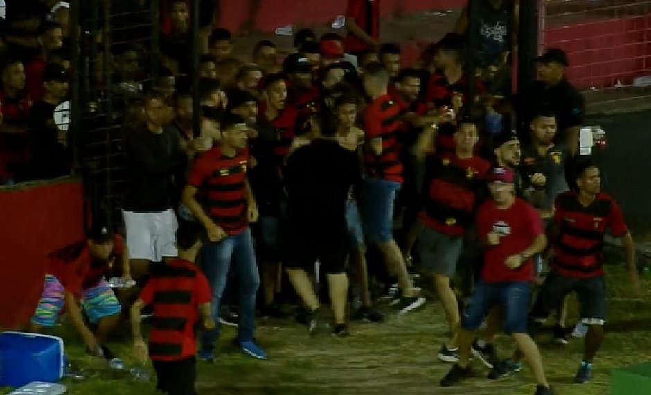 Sport x Vasco é encerrado após invasão da torcida e confusão