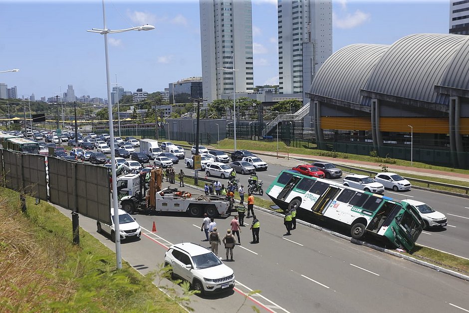 Ônibus tomba e cai no canteiro central da Avenida Paralela